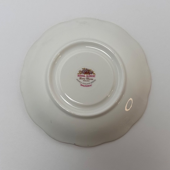 Royal Albert “Balmoral” Teacup & Saucer • Merrie England Series 🌹✨ Red & Gold - Picture 4 of 7